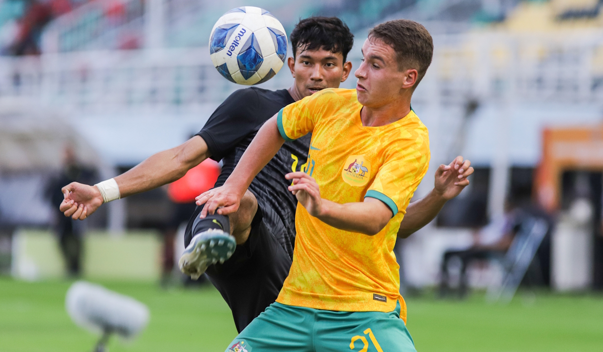 Pesepak bola Timnas Australia Adam Bugarija (kanan) berebut bola dengan pesepak bola Timnas Malaysia Muhammad Aiman Hakimi (kiri) 