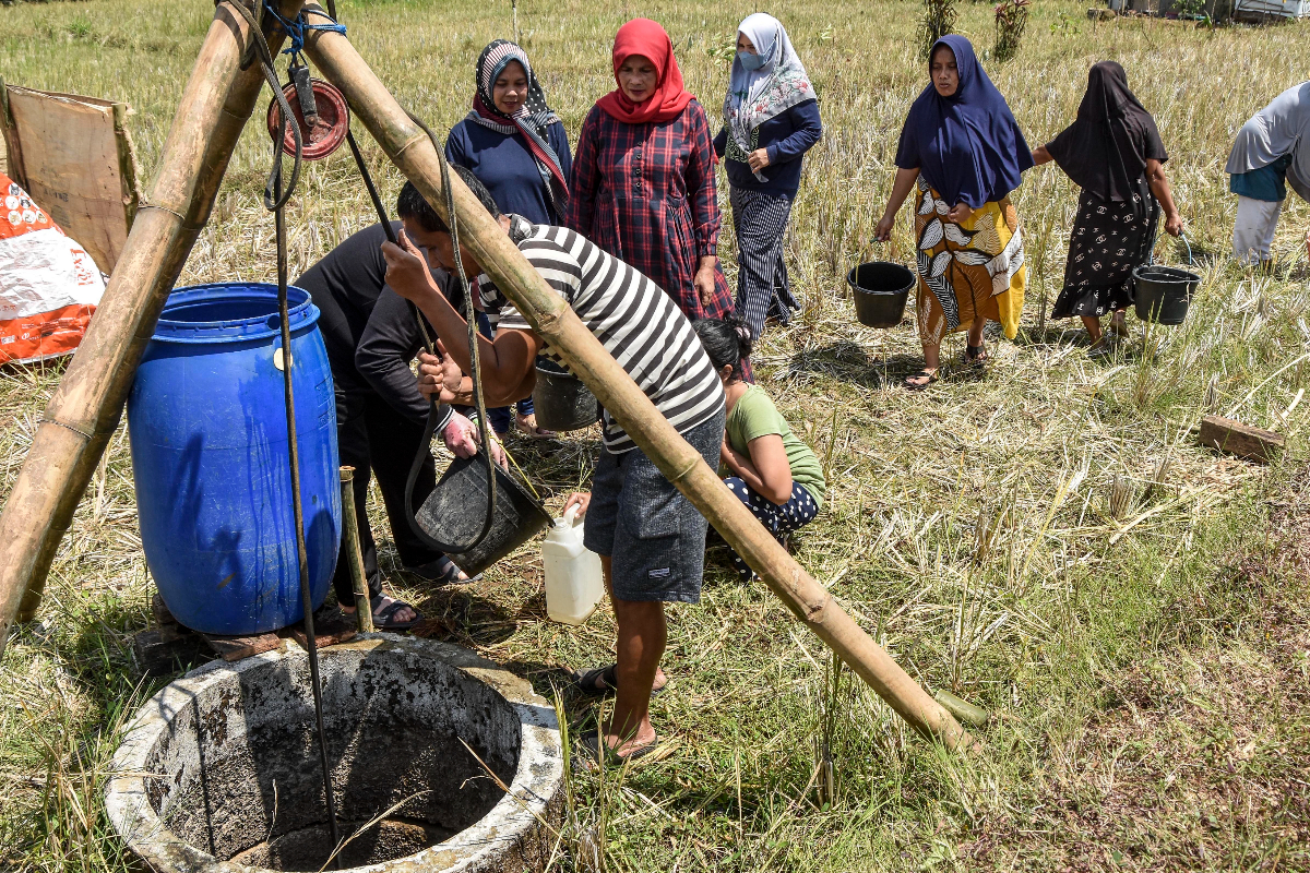 Ilustrasi, Warga mengambil air bersih di Dusun Cicurug, Kabupaten Ciamis, Jawa Barat