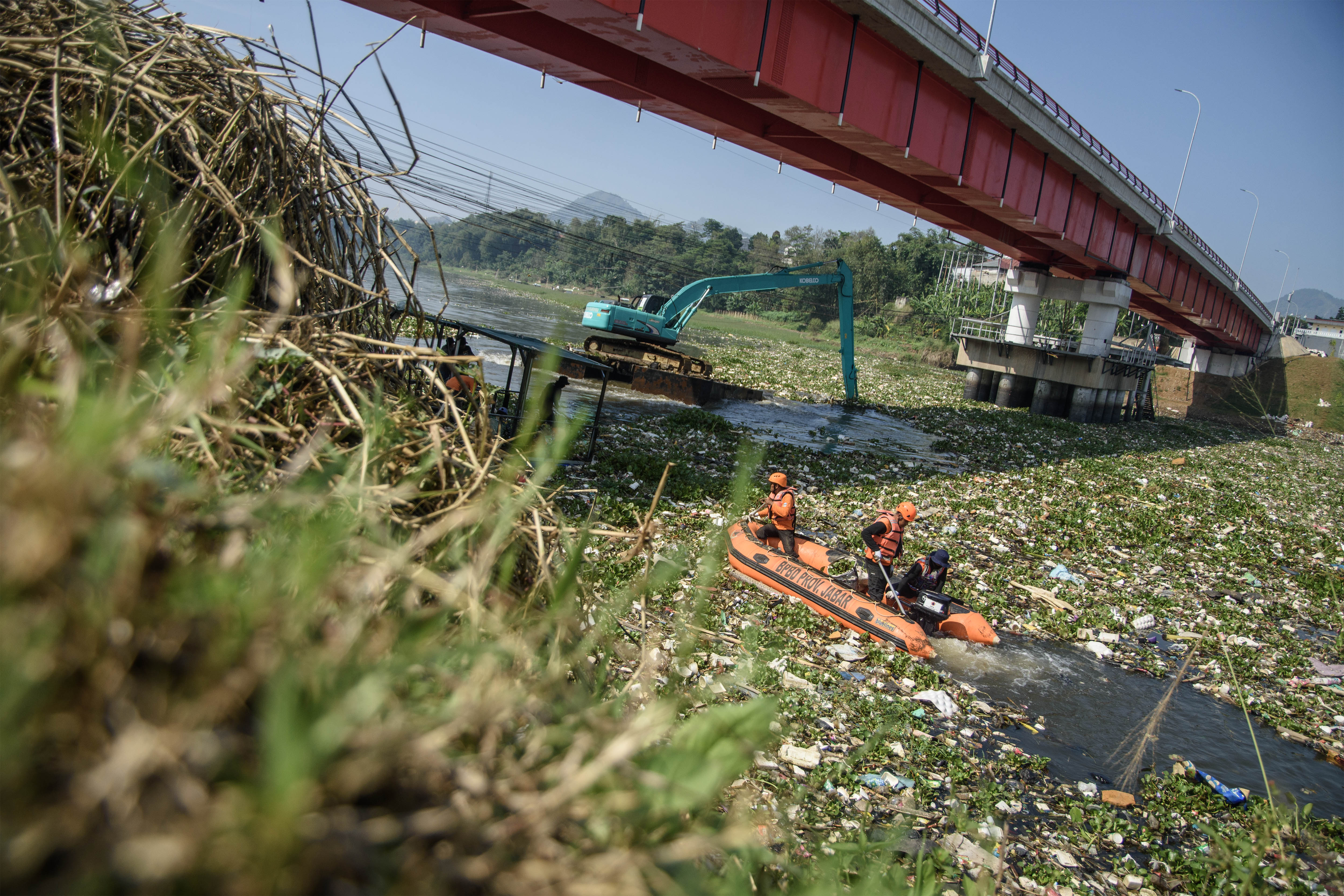 Pembersihan sampah Sungai Citarum di bawah Jembatan Babakan Sapan, Batujajar, Kabupaten Bandung Barat