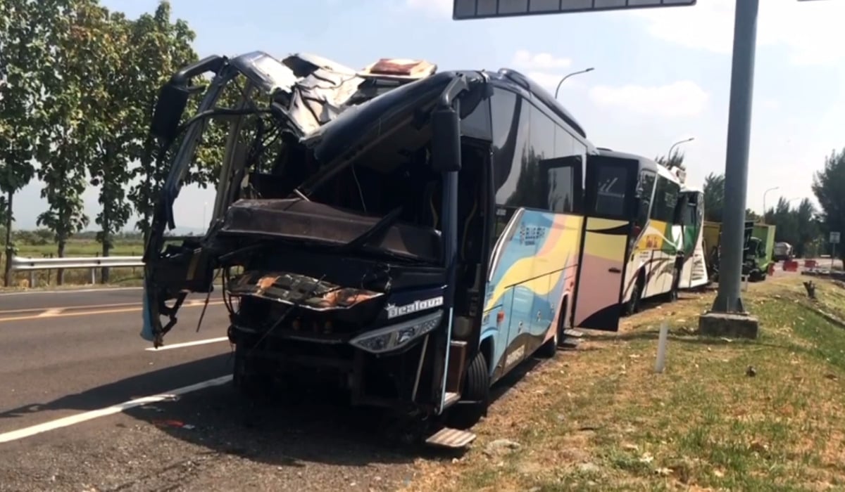 Bus rombongan dosen Unpam yang kecelakaan di Tol Cipali.