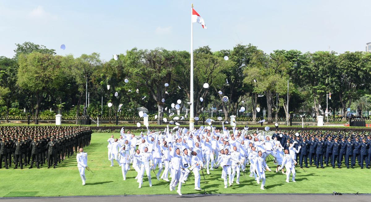 Para perwira remaja Akademi Angkatan Laut (AAL) melempar topi ke udara seusai upacara Prasetya Perwira TNI-Polri.