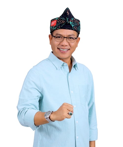 Bupati Bandung Dadang Supriatna menerima penghargaan atas program Beasiswa ti Bupati (Besti)