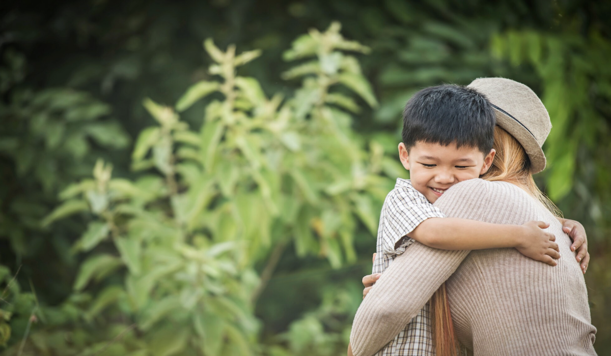 Memeluk anak agar merasa dicintai