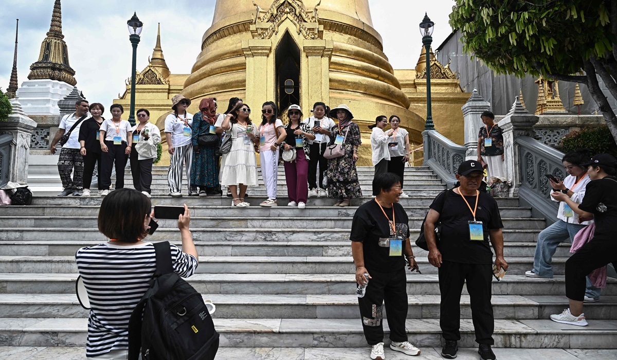 Turis berfoto di Grand Palace Bangkok, Thailand