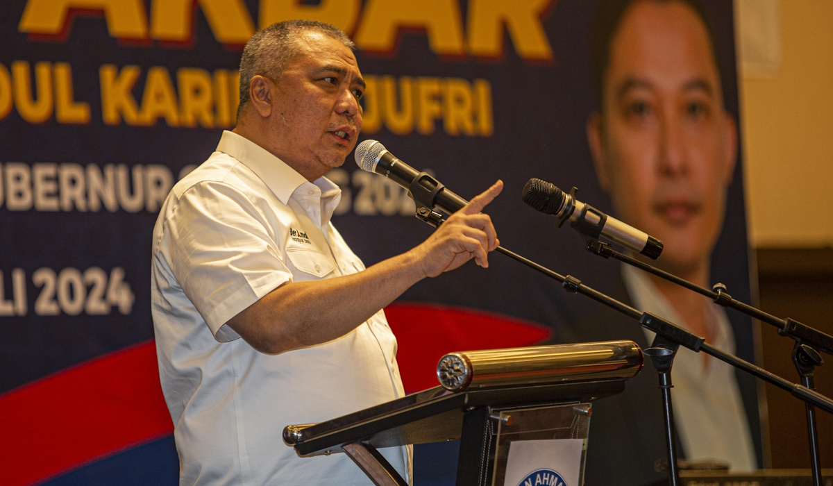 Bakal calon gubernur Ahmad M Ali berpidato di hadapan ratusan relawan saat deklarasi akbar relawan