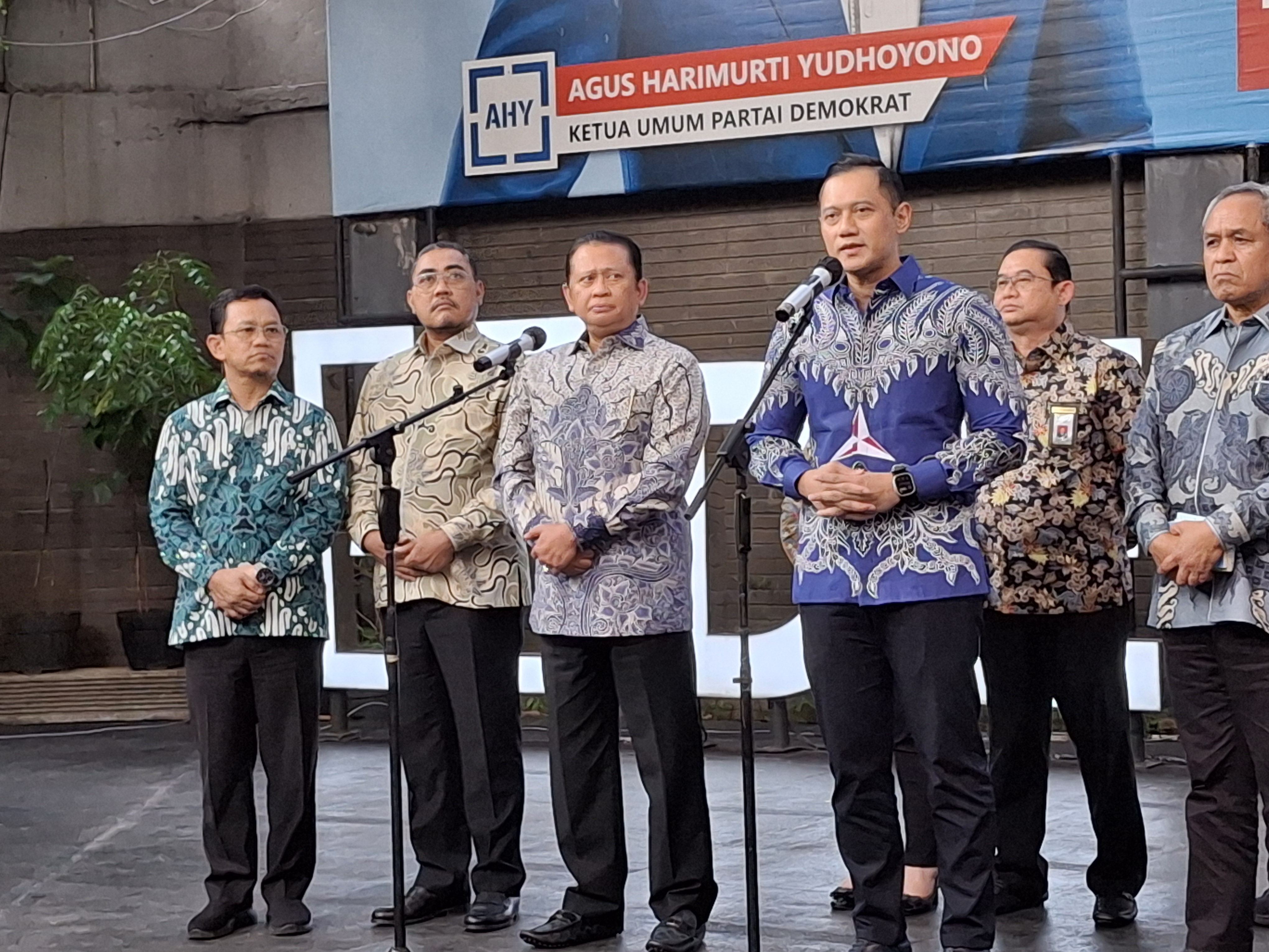 Pimpinan MPR temui Ketua Umum Partai Demokrat Agus Harimurti Yudhoyono bahas tingginya biaya politik