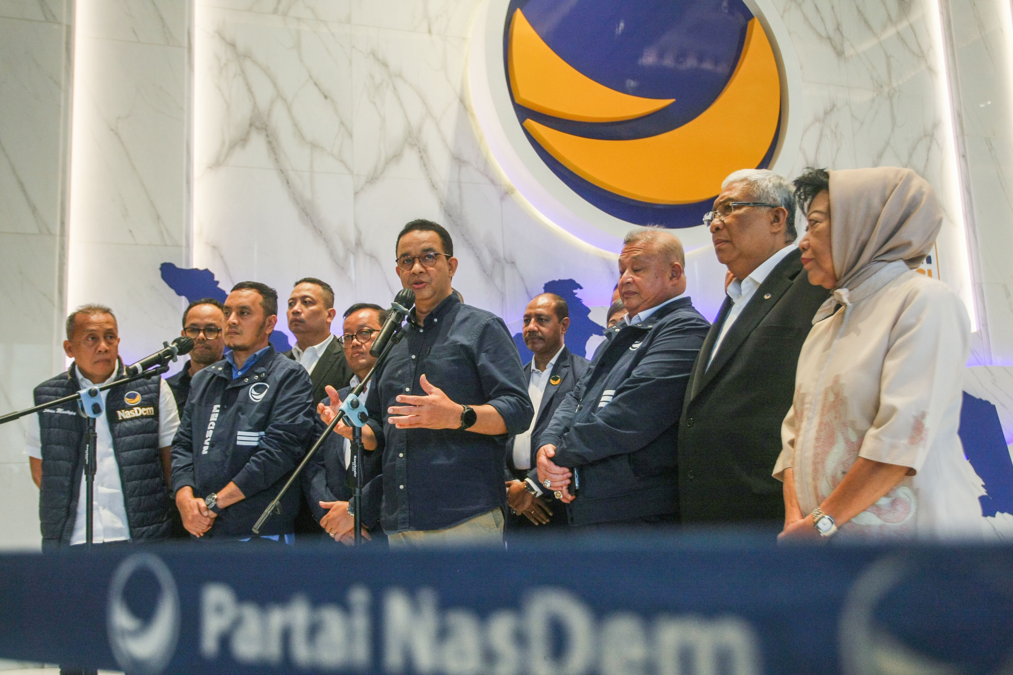 Gubernur DKI Jakarta periode 2017-2022, Anies Baswedan (tengah)