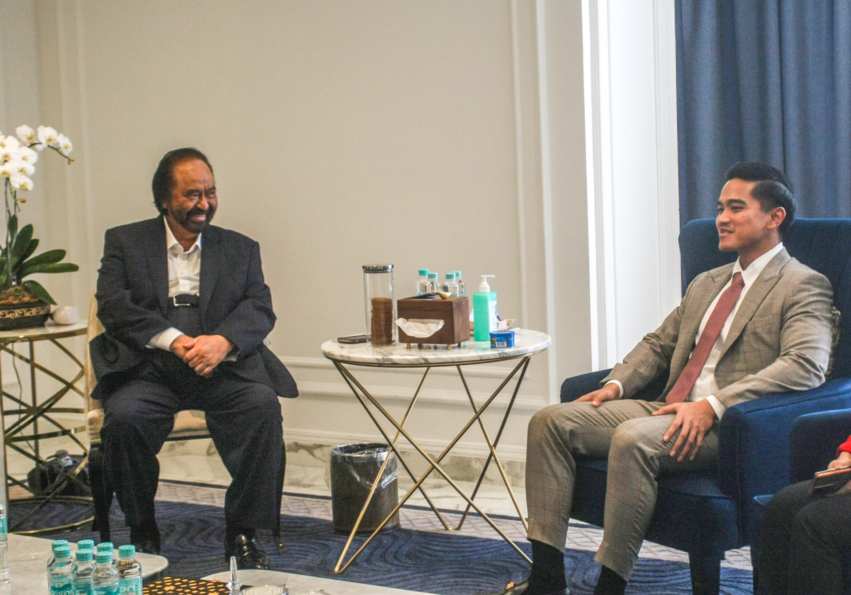 Ketua Umum Partai NasDem, Surya Paloh (kiri) menerima kunjungan Ketua Umum PSI, Kaesang Pangarep di NasDem Tower