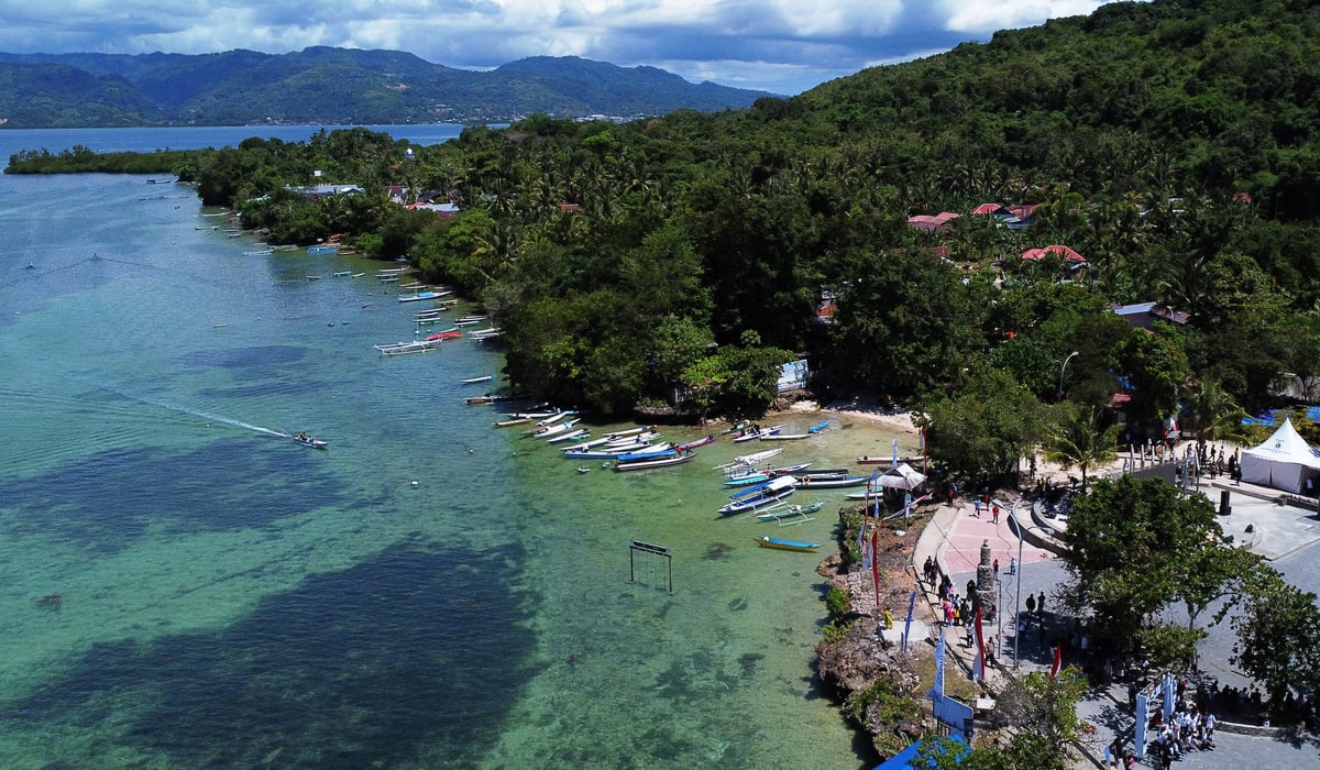 Foto udara wisata pulau karampuang Mamuju, Sulawesi Barat.