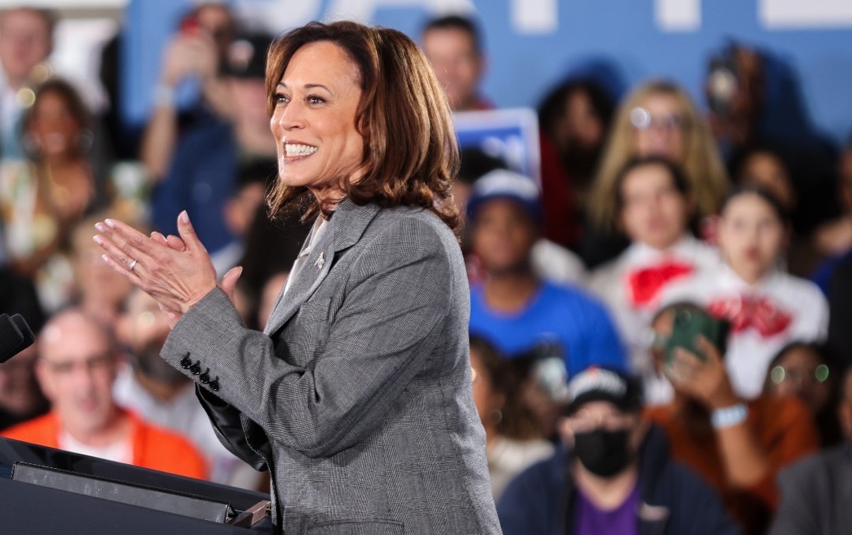 Wapres Kamala Harris mengarahkan perhatian pada bahaya pemerintahan kedua Donald Trump dalam upayanya menarik kembali pemilih kulit hitam 