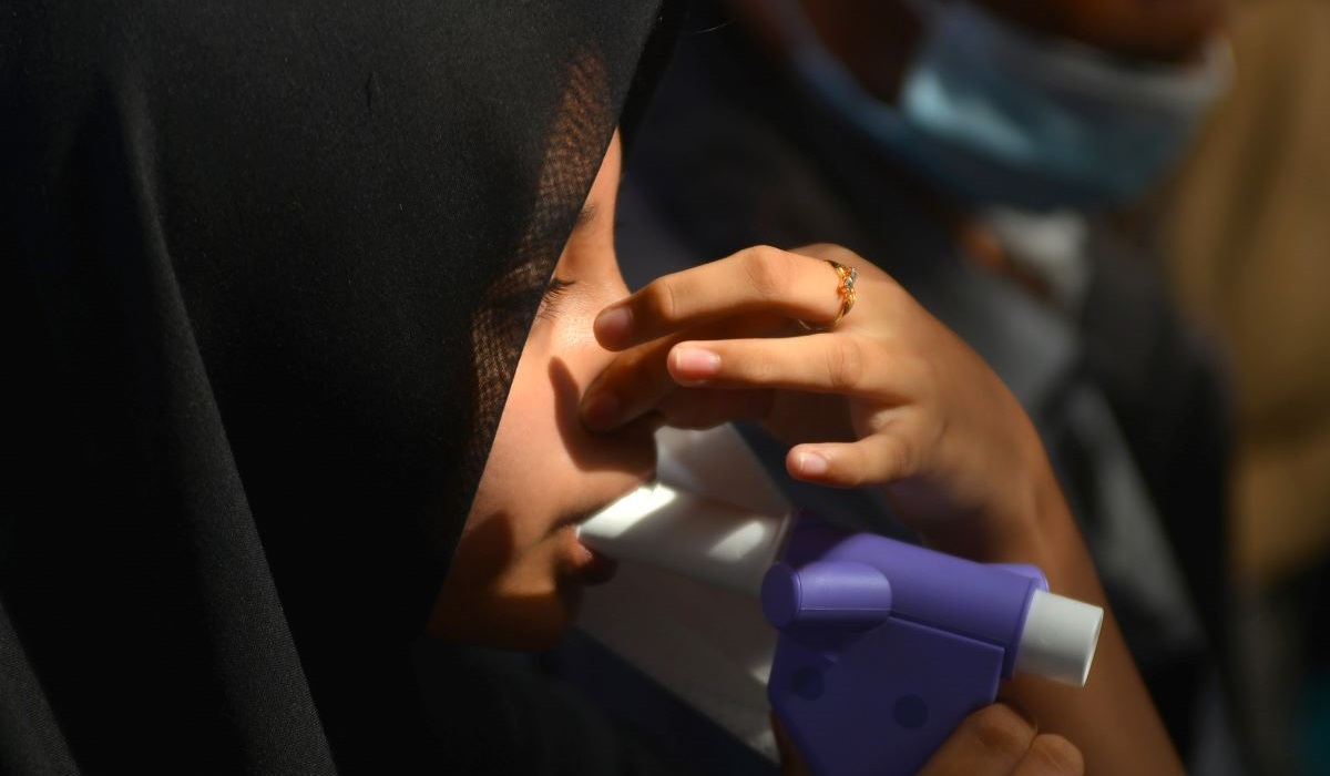 Warga menggunakan alat Spriometri untuk menilai fungsi paru-paru, di puskesmas Sungai Pua, Agam, Sumatra Barat, Minggu (14/01/2024). 