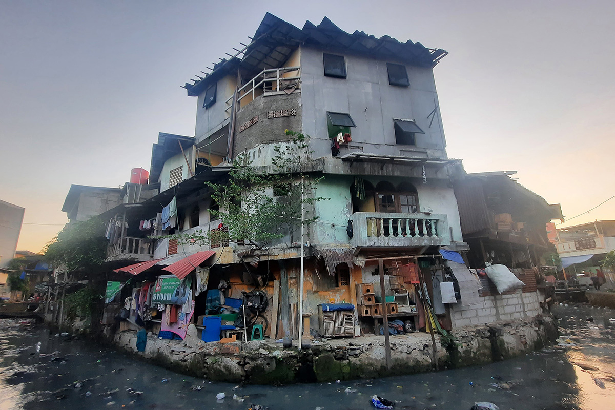 Suasana perkampungan padat penduduk di kawasan Kebon Kacang, Tanah Abang, Jakarta, Kamis (27/6).