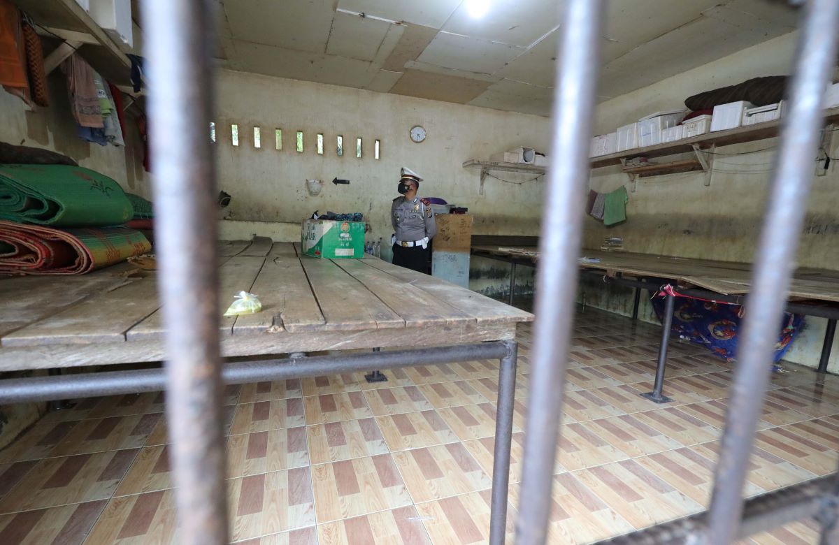 Polisi memeriksa ruang kerangkeng manusia yang berada di kediaman mantan Bupati Langkat Terbit Rencana Peranginangin Angin.