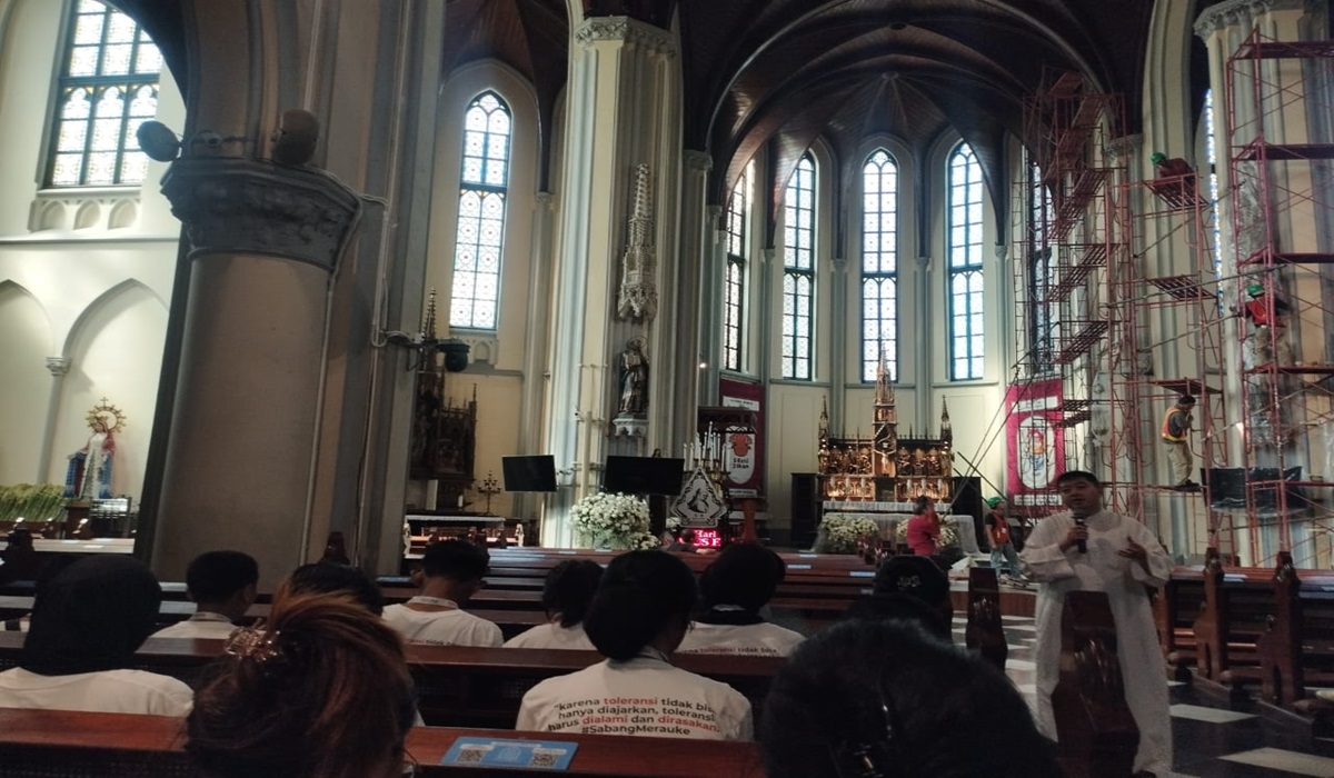 Peserta Program Pertukaran Pelajar Antardaerah SabangMerauke mendengarkan penjelasan Romo Deo di Katedral, Senin (8/7). 
