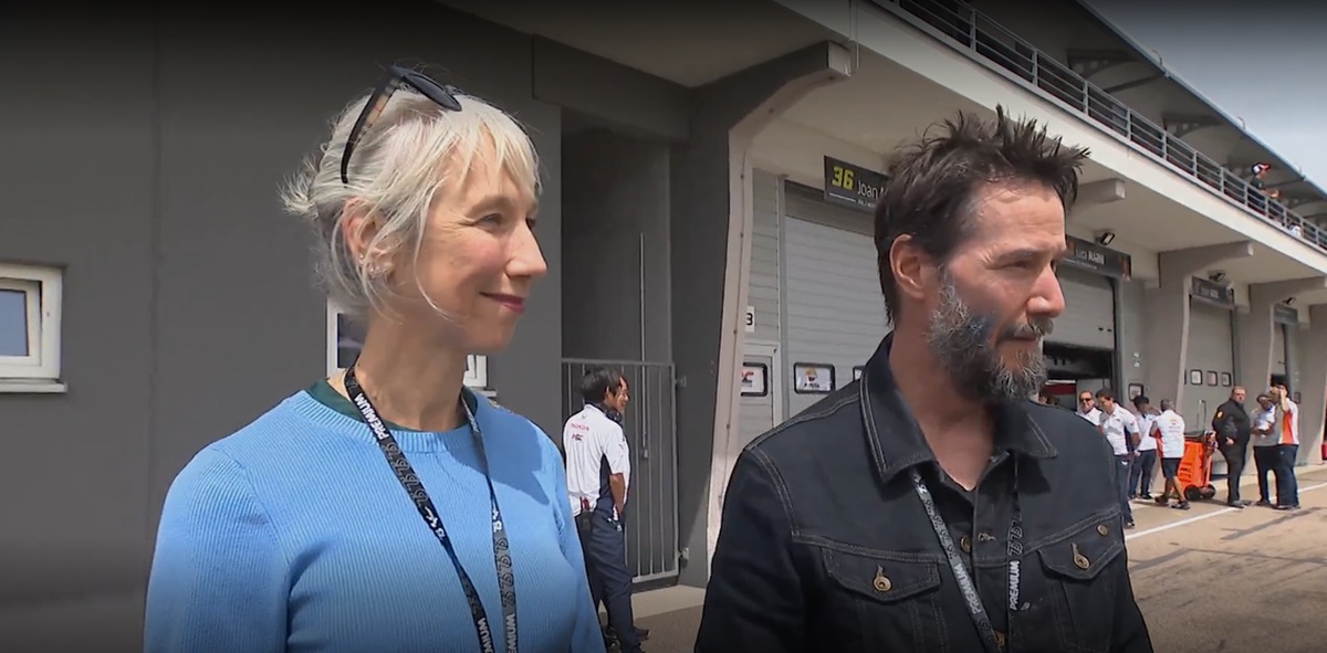Keanu Reeves dan pacarnya, Alexandra Grant, menikmati hari bersama di balapan MotoGP Liqui Moly Motorrad Grand Prix Deutschland di Jerman 