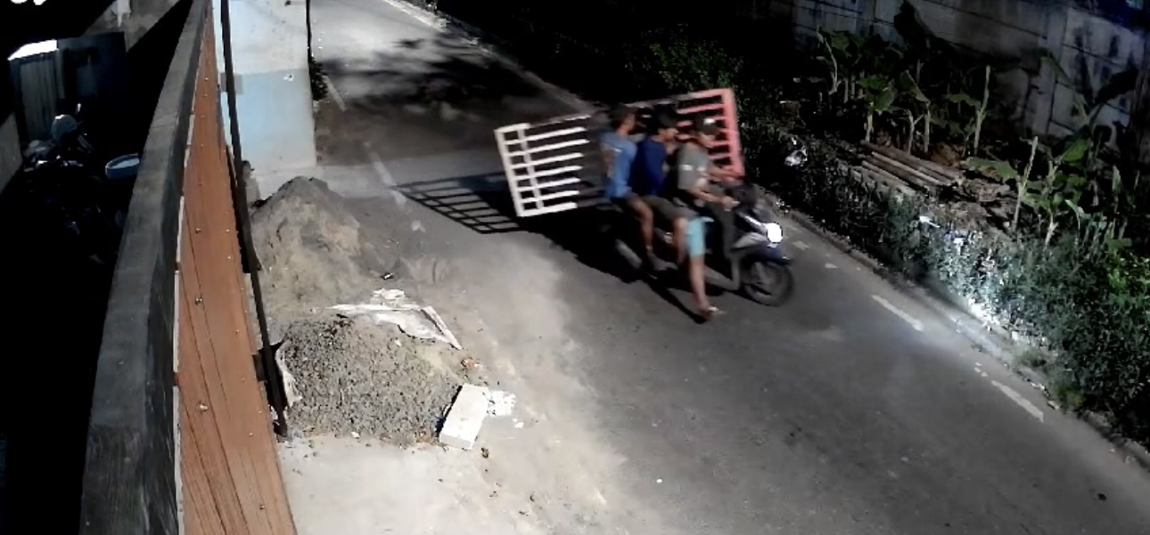 Terekam CCTV! Wilayah Johar Baru Rawan Maling Pagar Rumah