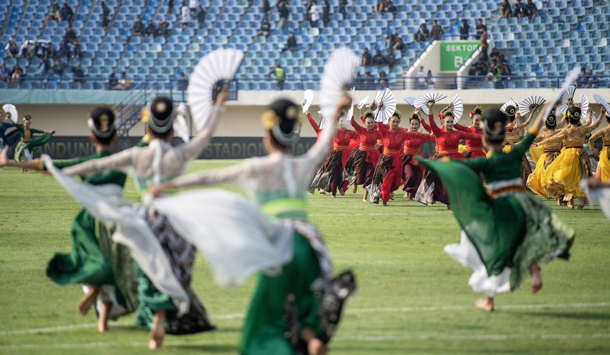 Sejumlah penari membawakan tarian pembuka saat pembukaan Piala Presiden 2024 di Stadion Si Jalak Harupat 