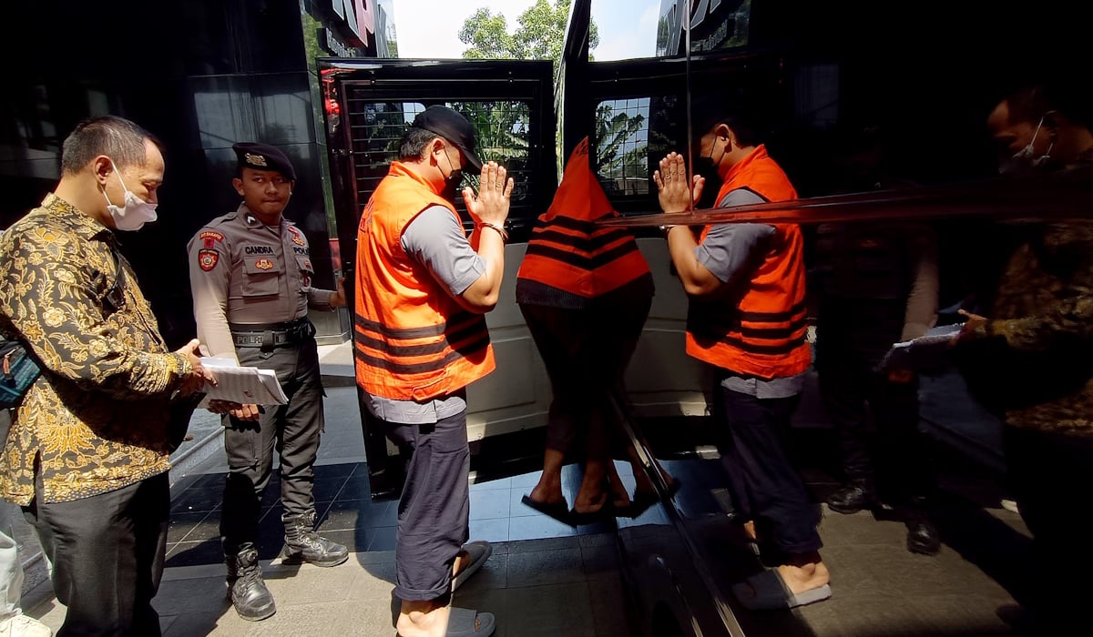 Para tersangka mantan pegawai rumah tahanan Komisi Pemberantasan Korupsi (KPK) yang terlibat kasus pungutan liar 