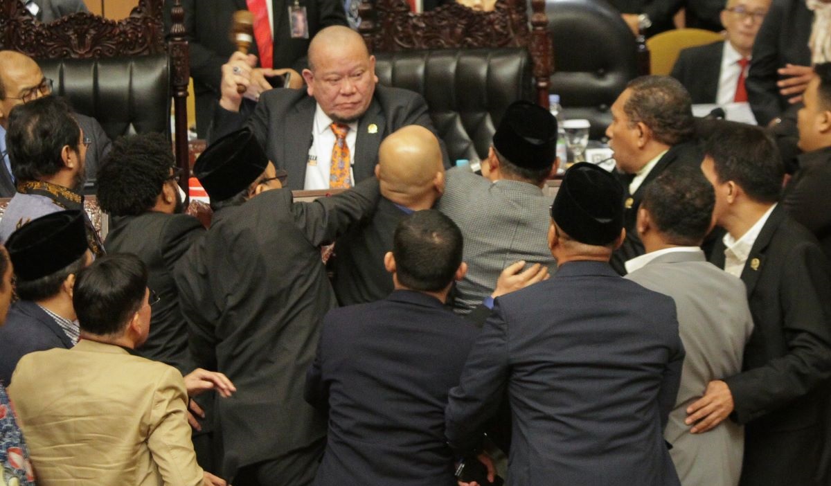 Sejumlah anggota DPD menghampiri Ketua DPD La Nyalla Mattalitti (atas, tengah) untuk menyampaikan kritik saat Rapat Paripurna. 