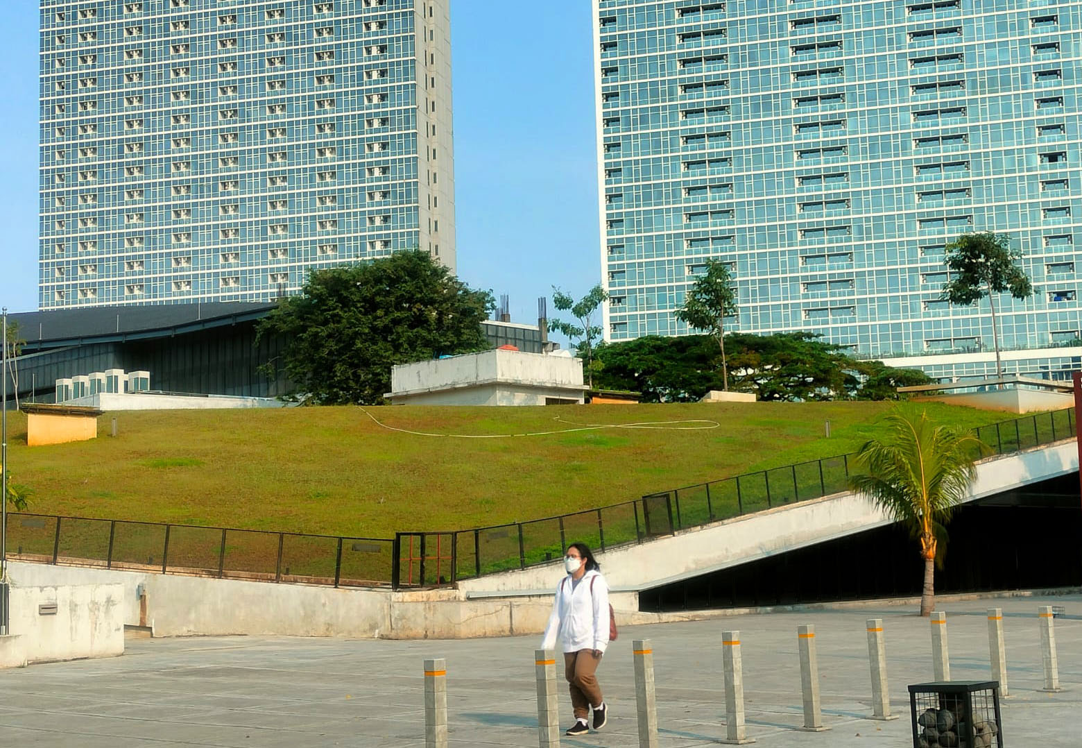 Gedung apartemen dengan konsep hunian hijau.