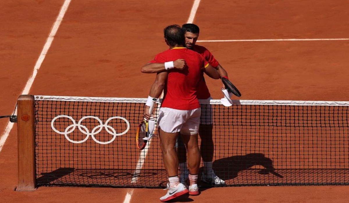 Petenis Serbia Novak Djokovic dan petenis Spanyol Rafael Nadal berpelukan usai laga Olimpiade Paris 2024.