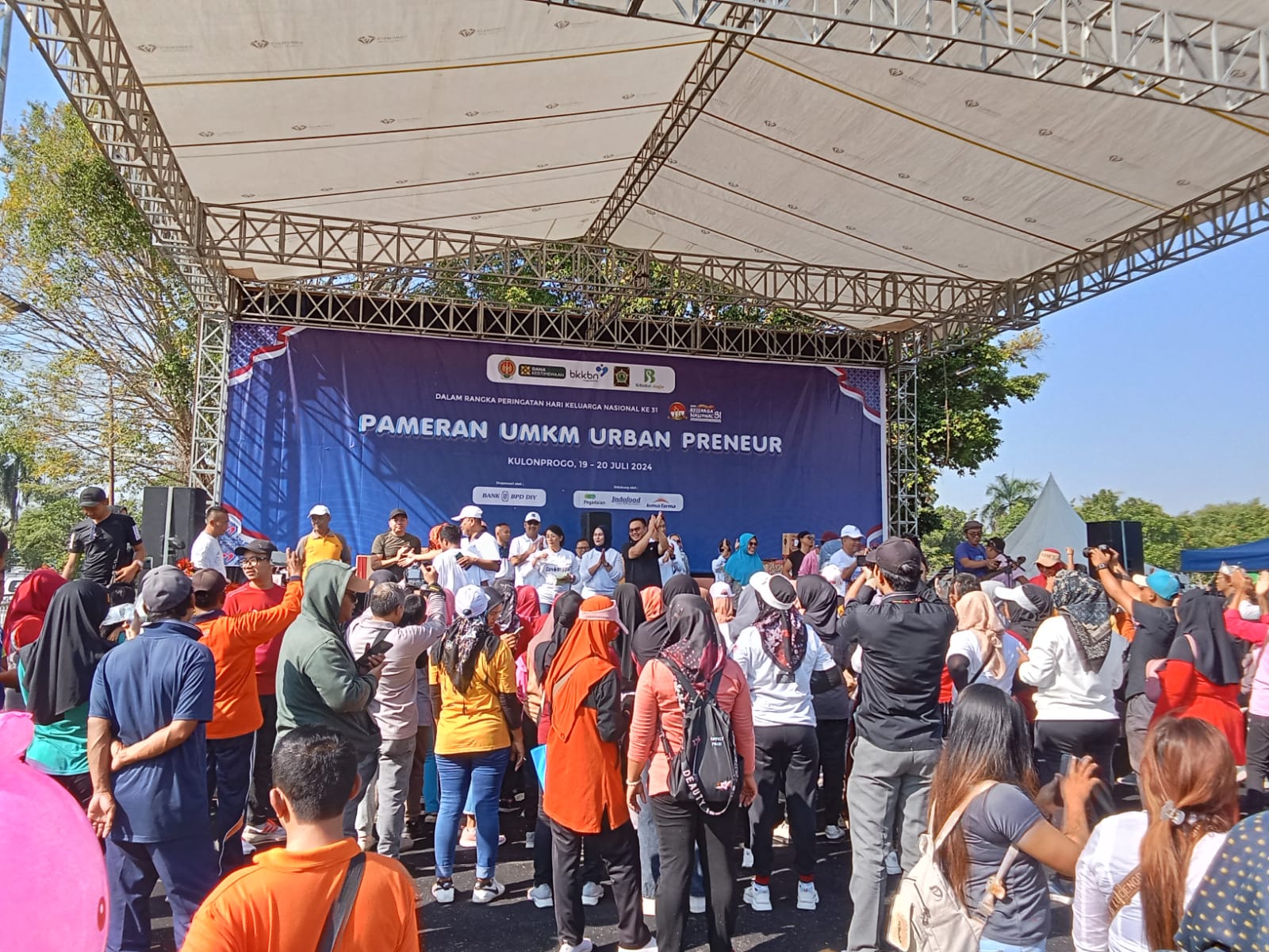 Ratusan warga nampak antusias mengikuti rangkaian kegiatan peringatan Hari Keluarga Nasional (Harganas) ke-31 Tahun 2024