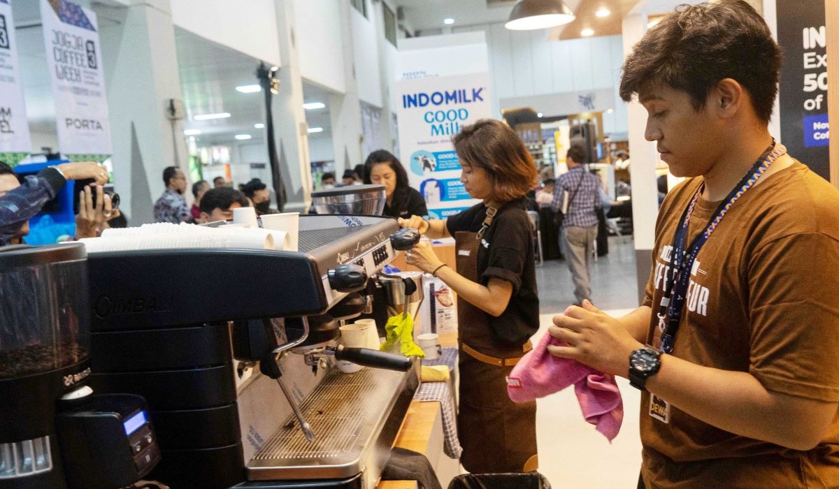 Barista meracik kopi saat acara Jogja Coffe Week 2023 di Jogja Expo Centre (JEC) dinisiasi Kadin, Bantul, DI Yogyakarta, Jumat (1/9/2023).