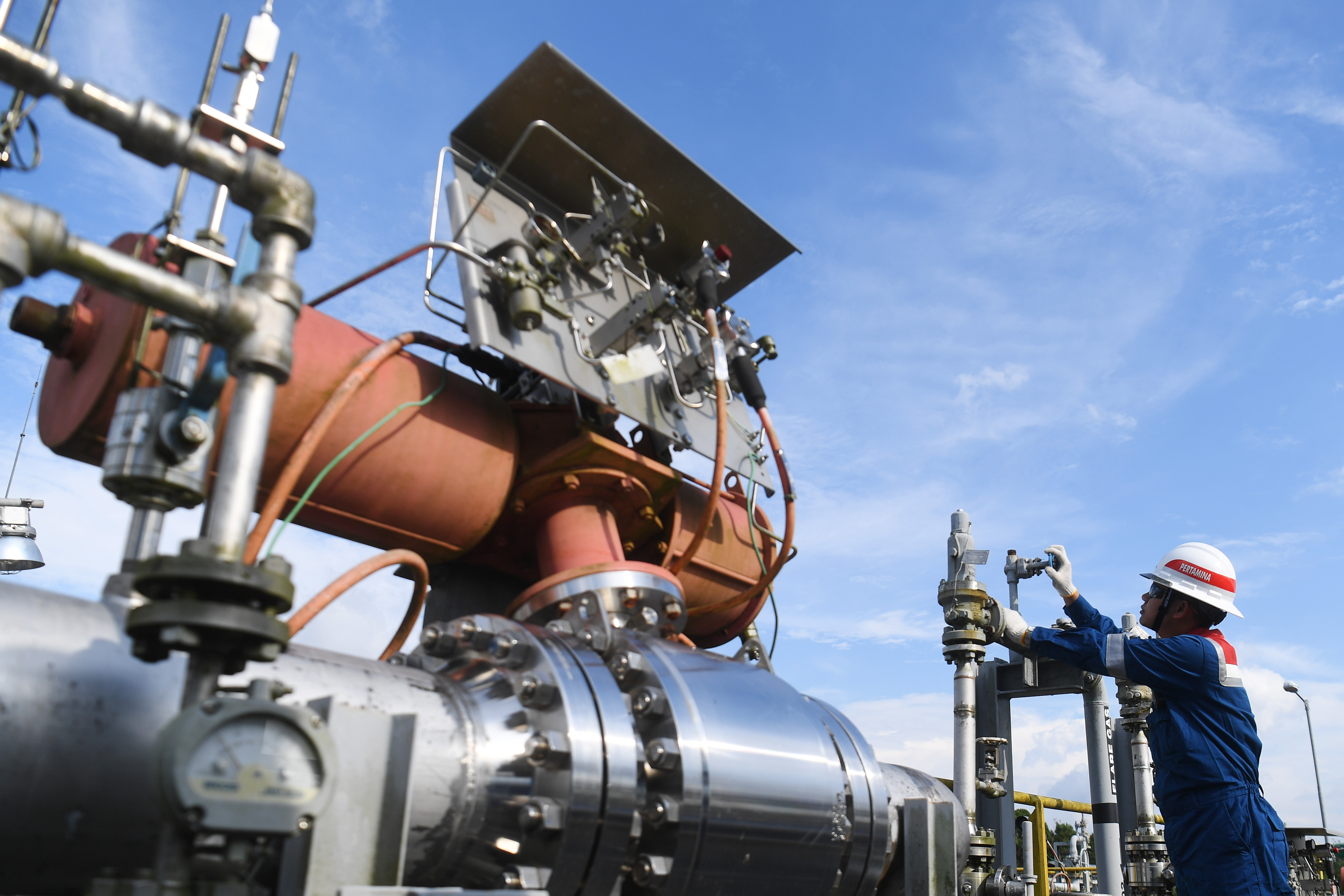 Pekerja memeriksa kondisi katup penutup di Stasiun Pengumpul Gas (SPG) Pakugajah, Kabupaten Muara Enim, Sumatera Selatan, Selasa (9/7). 