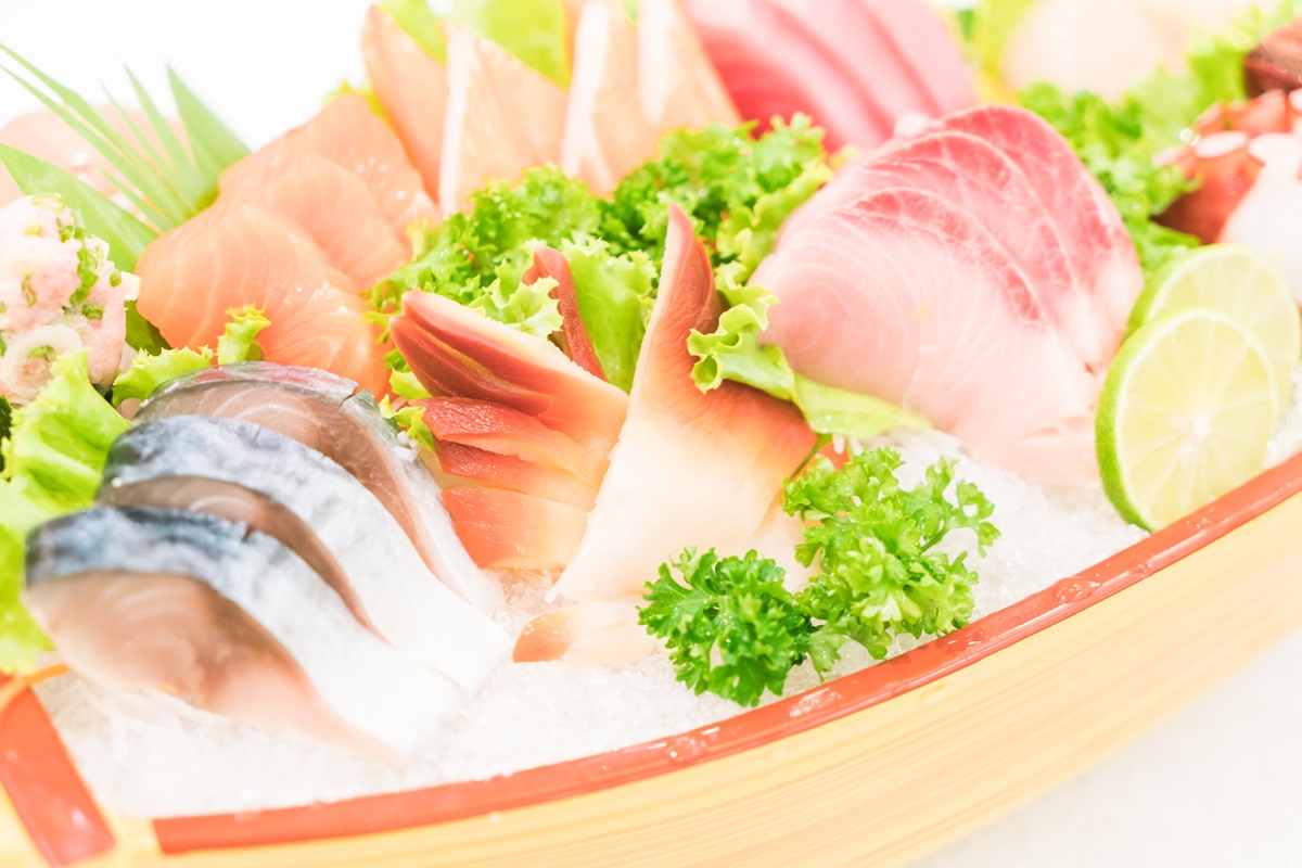 Tuna, salmon, dan sarden merupakan tiga ikan yang memiliki kandungan kolagen yang tinggi, yang membuat wajah jadi awet muda.