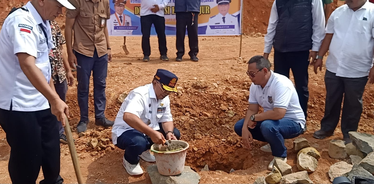 Bupati Cianjur Herman Suherman dan Ketua Apdesi Beni Irawan melakukan peletakan batu pertama pembangunan rumah singgah. 