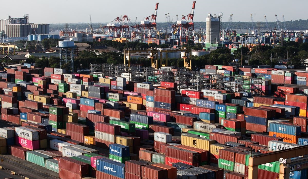 Truk trailer melintas di lapangan penumpukan kontainer, Terminal Petikemas Surabaya, Pelabuhan Tanjung Perak, Surabaya, Jawa Timur.