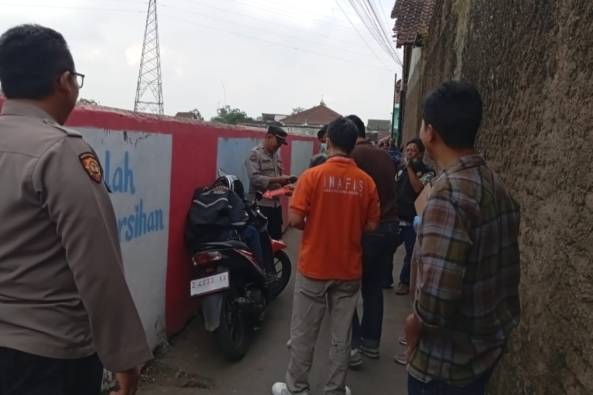 Seorang driver ojek online hebohkan warga gang Jalan Pertanian,Kelurahan Cilembang, Kecamatan Cihideung, Kota Tasikmalaya, diduga meninggald