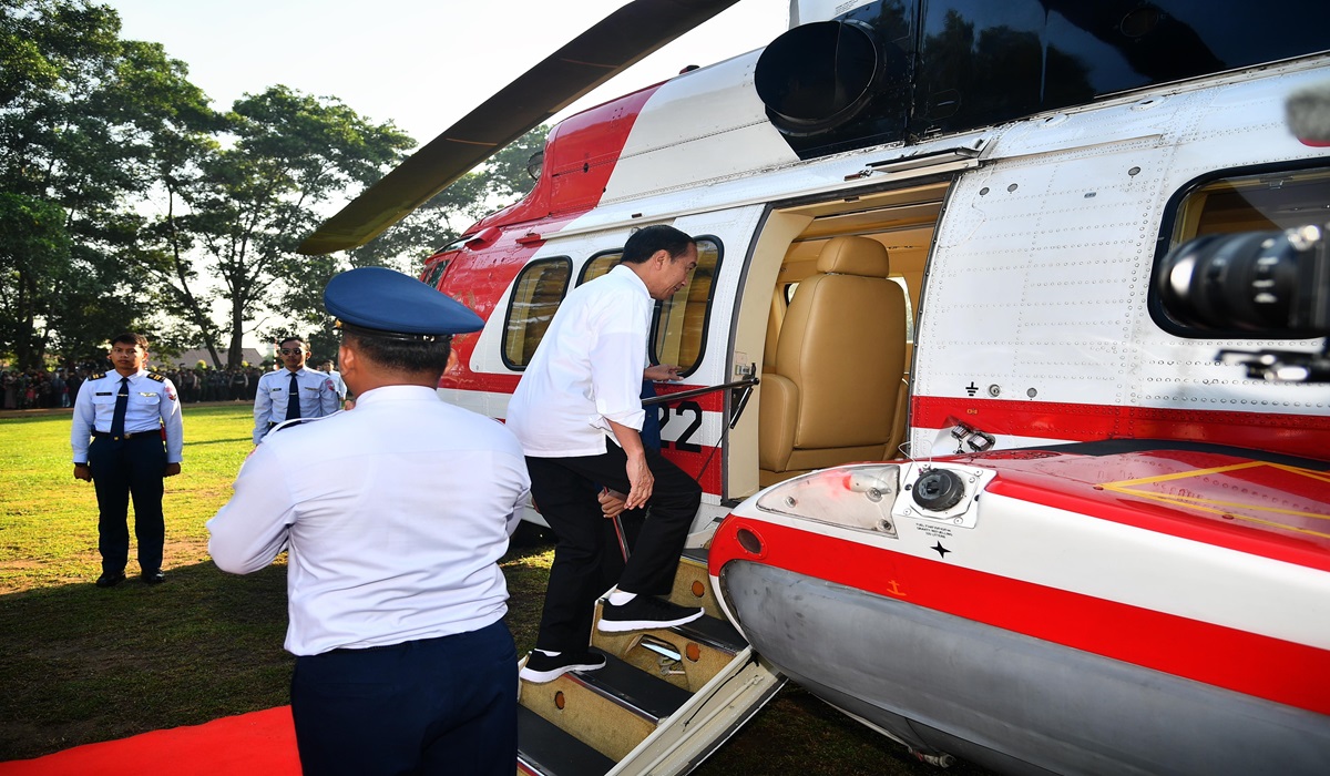 Presiden Joko Widodo menaiki helikopter Super Puma TNI AU di Helipad Stadion Transad Poncowati, Kabupaten Lampung Tengah.