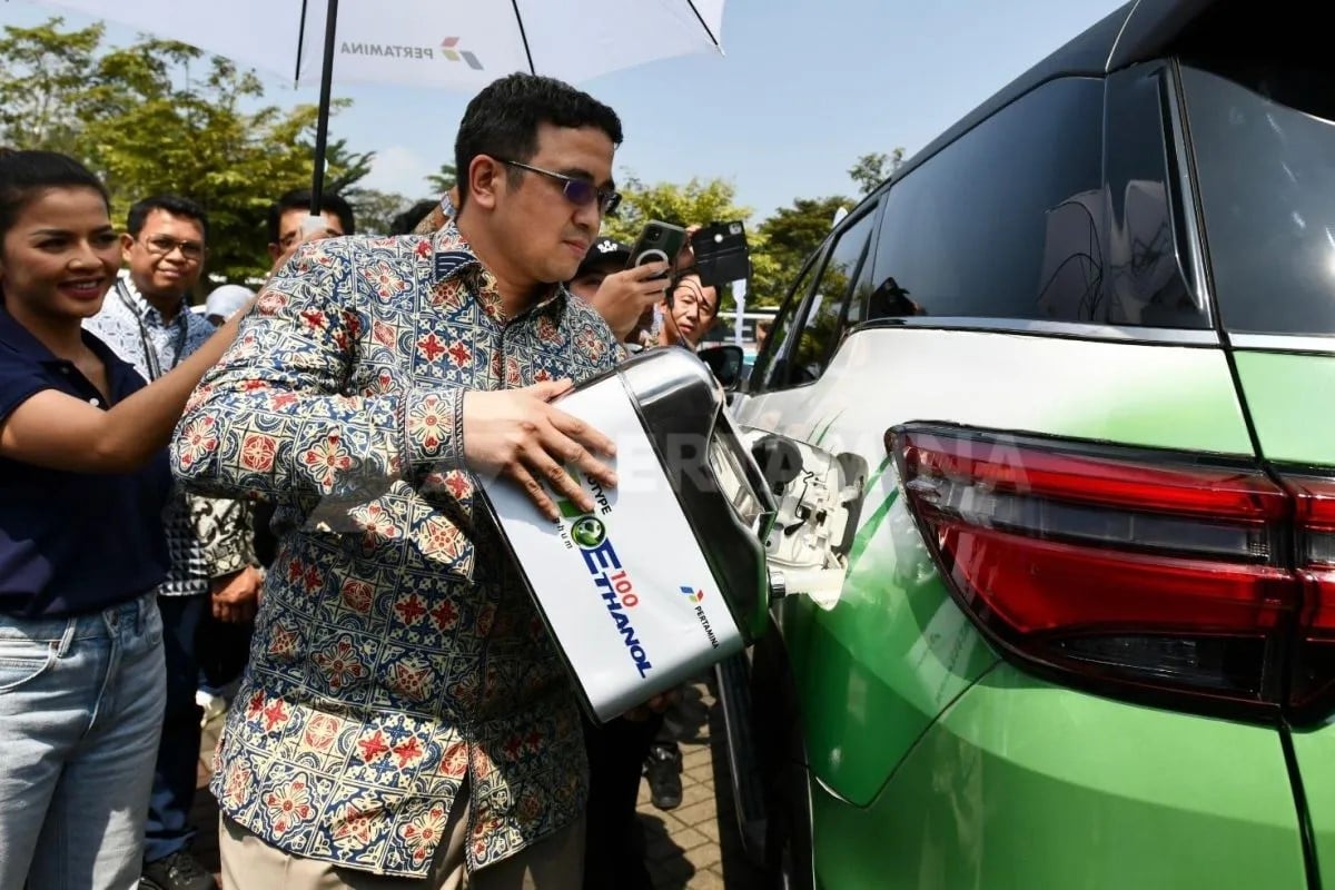 SVP Research & Technology Innovation Pertamina Oki Muraza secara simbolis mengisi bahan bakar bioethanol.