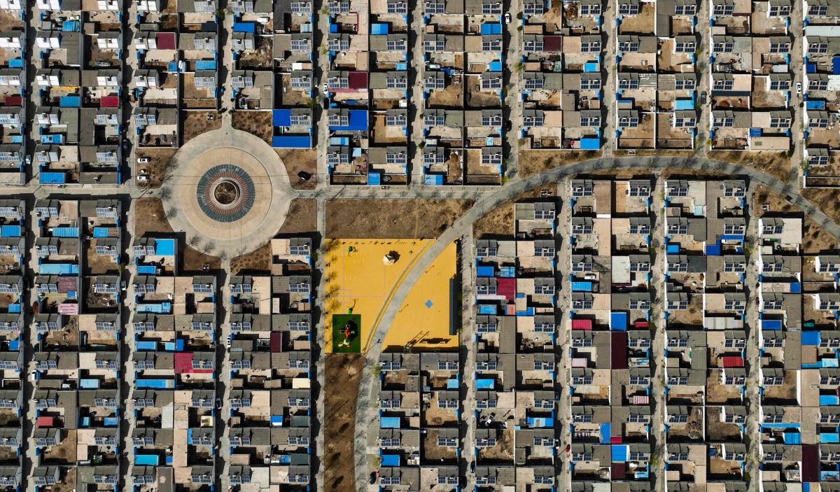 Bangunan perumahan dengan panel surya fotovoltaik yang dipasang di atap di Yinchuan, wilayah Ningxia, Tiongkok barat laut.