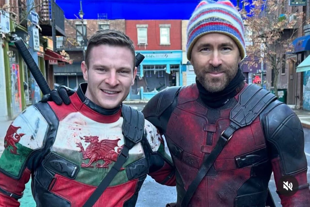 Ryan Reynolds berfoto dengan Paul Mullin, striker Wrexham FC yang muncul sebagai kameo di Deadpool & Wolverine.