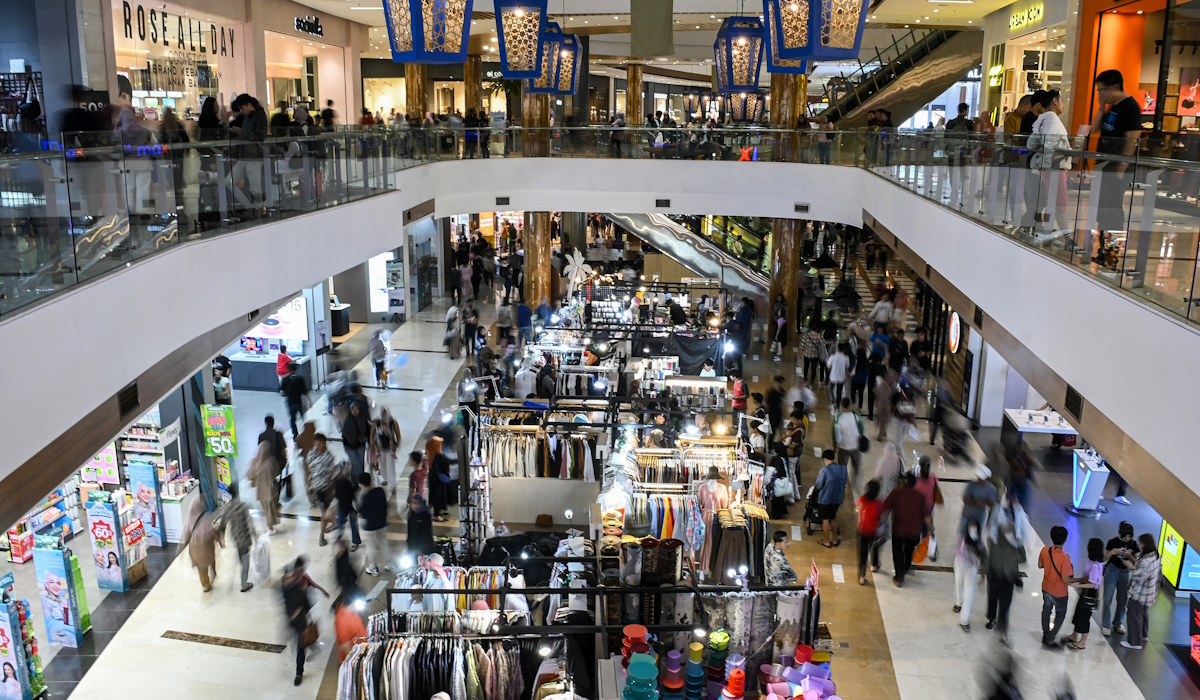 Sejumlah warga mengunjungi pusat perbelanjaan Bintaro Jaya Xchange, Tangerang Selatan, 