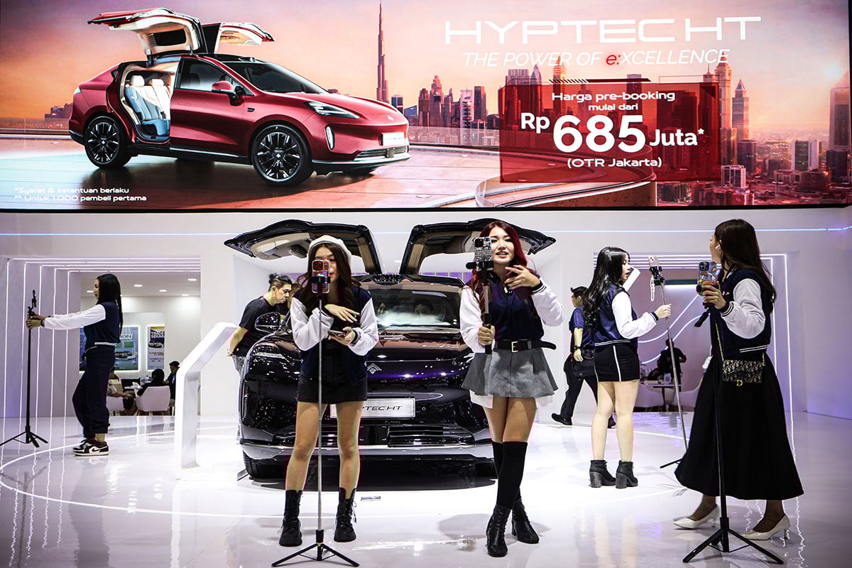 Influencer dari berbagai profesi melakukan promosi langsung menggunakan media sosial di GIIAS 2024.