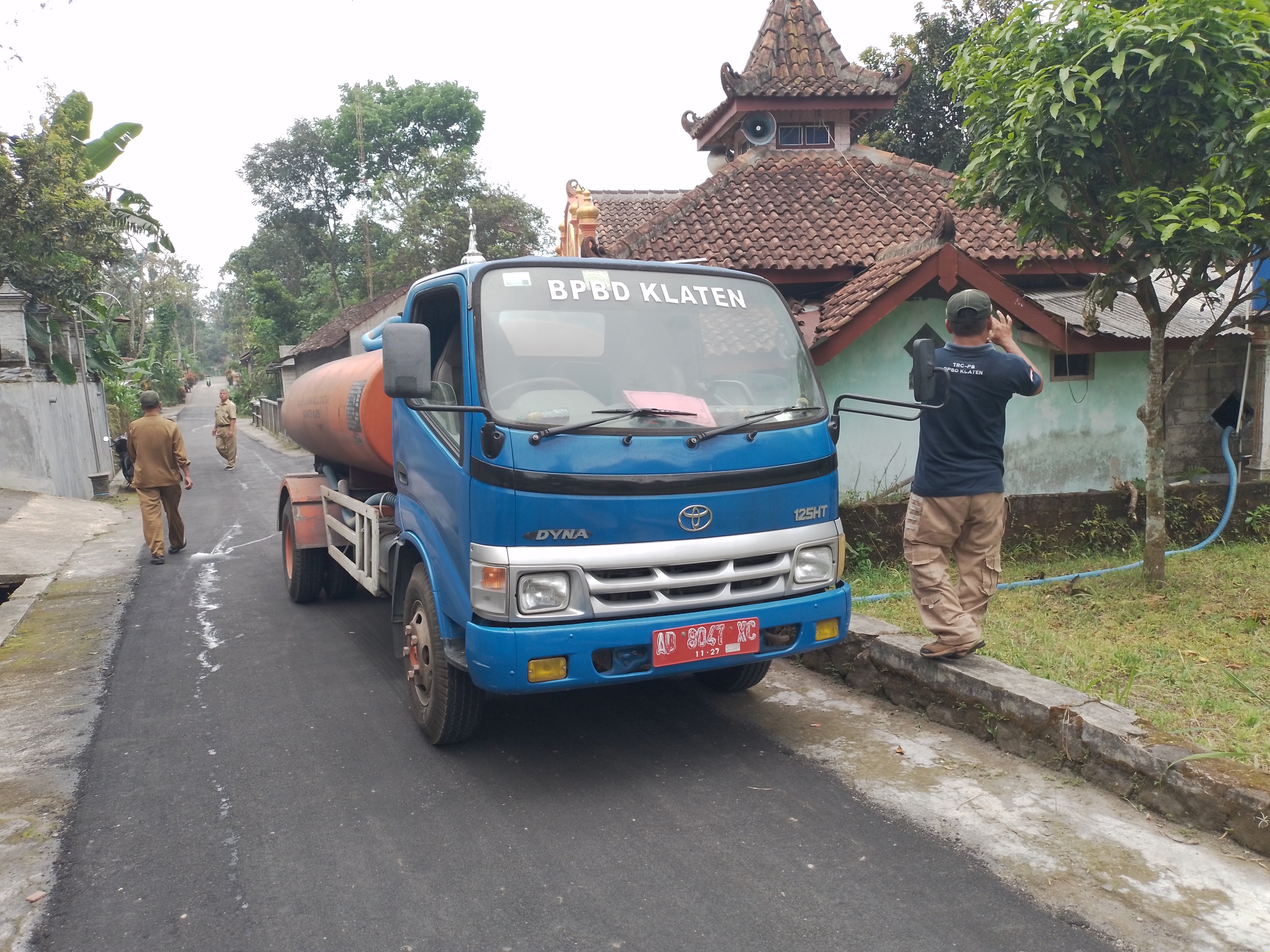 BPBD Klaten melakukan dropping air di Desa Sidorejo, Kecamatan Kemalang. 
