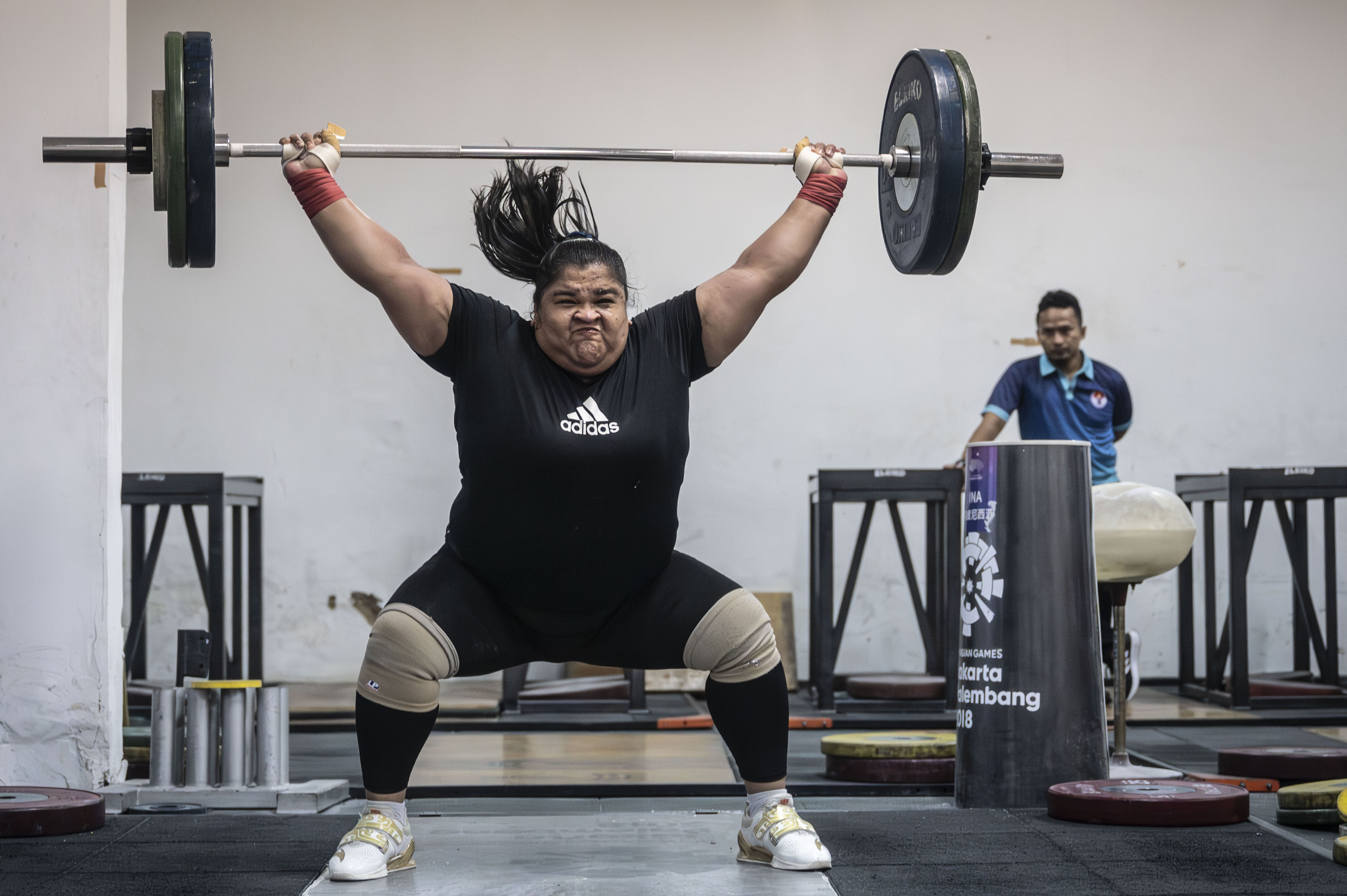 Lifter putri Indonesia Nurul Akmal berlatih dalam pelatnas untuk Olimpiade di Mess Kwini, Jakarta, Jumat (26/4/2024)