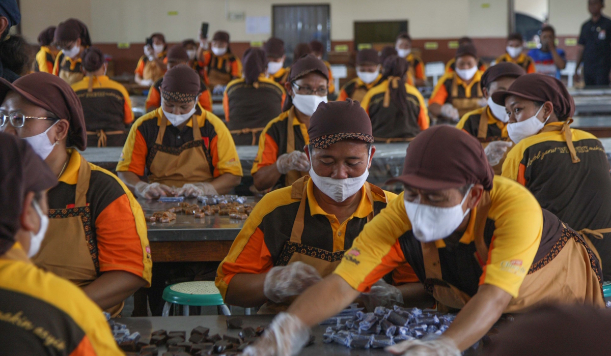 Pekerja membungkus dodol di pabrik dodol merk picnic di Garut, Jawa Barat 