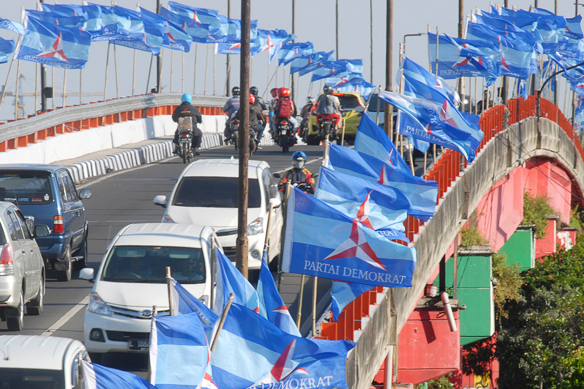 Sejumlah bendera dari Partai Demokrat terpasang di jembatan layang kawasan Wonokromo, Surabaya, Jawa Timur, Sabtu (9/5/2015).