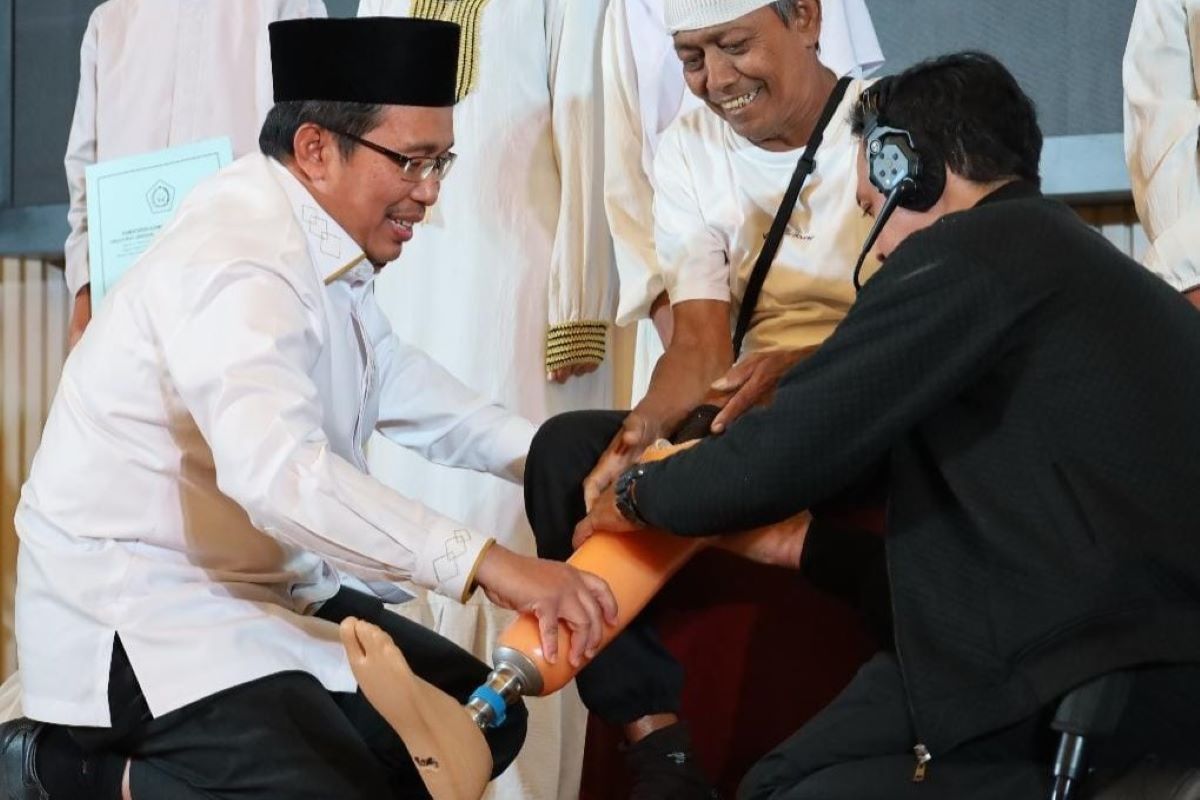 Baznas memberikan bantuan kaki palsu kepada penyandang disabilitas.