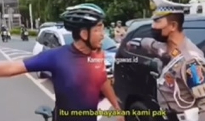 Pengendara road bike terlibat adu mulut dengan pihak kepolisian