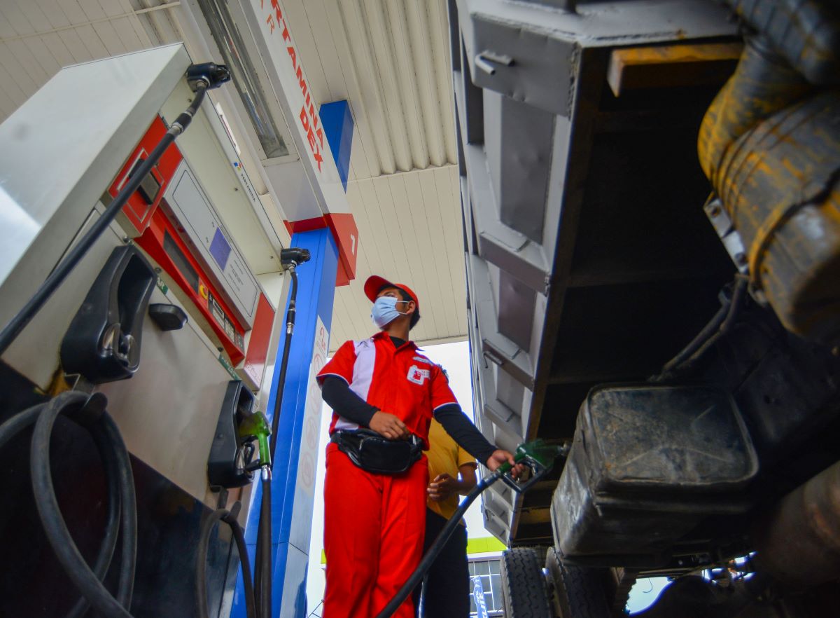 Petugas SPBU mengisi bahan bakar minyak ke kendaraan.