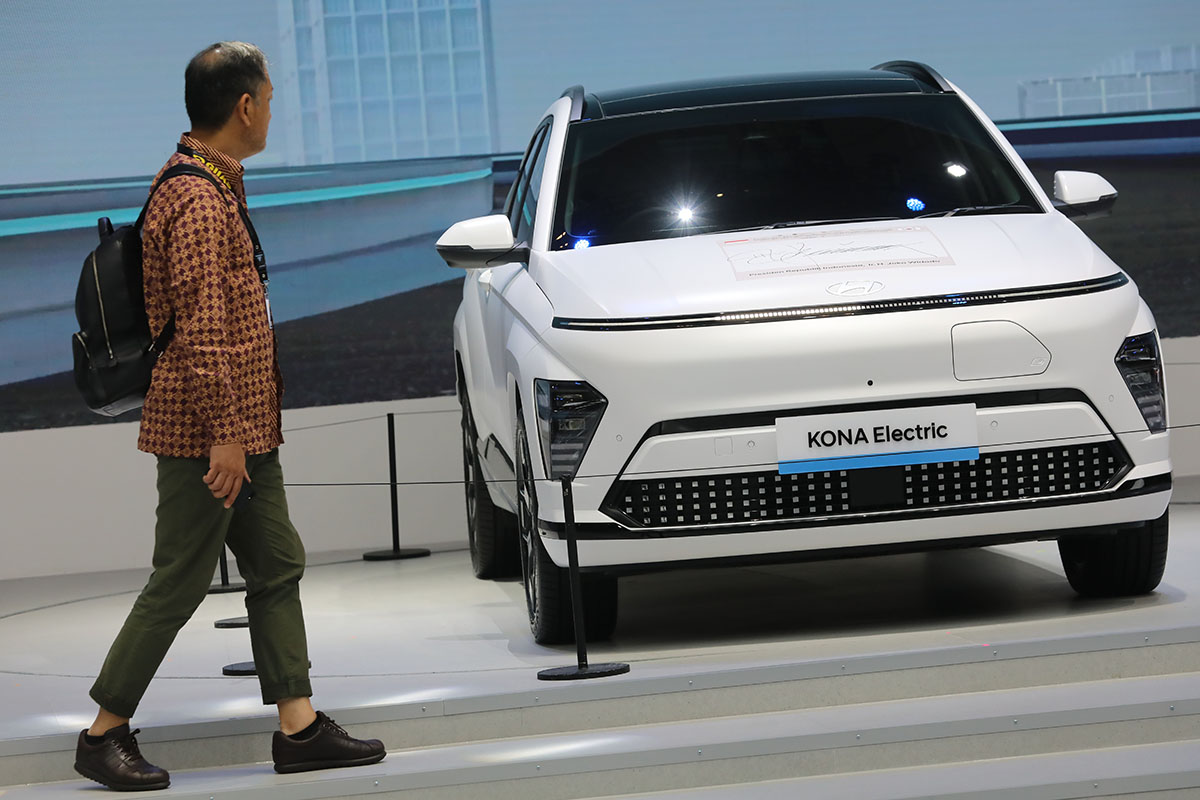 Mobil Hyundai Kona Electric dipamerkan pada Gaikindo Indonesia International Auto Show (GIIAS) 2024.