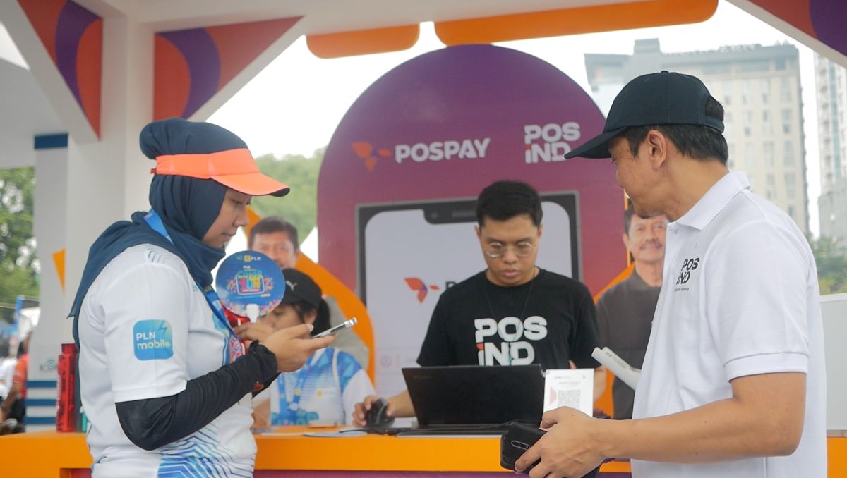 Pengunjung menghadiri gerai Pospay di PLN Mobile Color Run 2024 