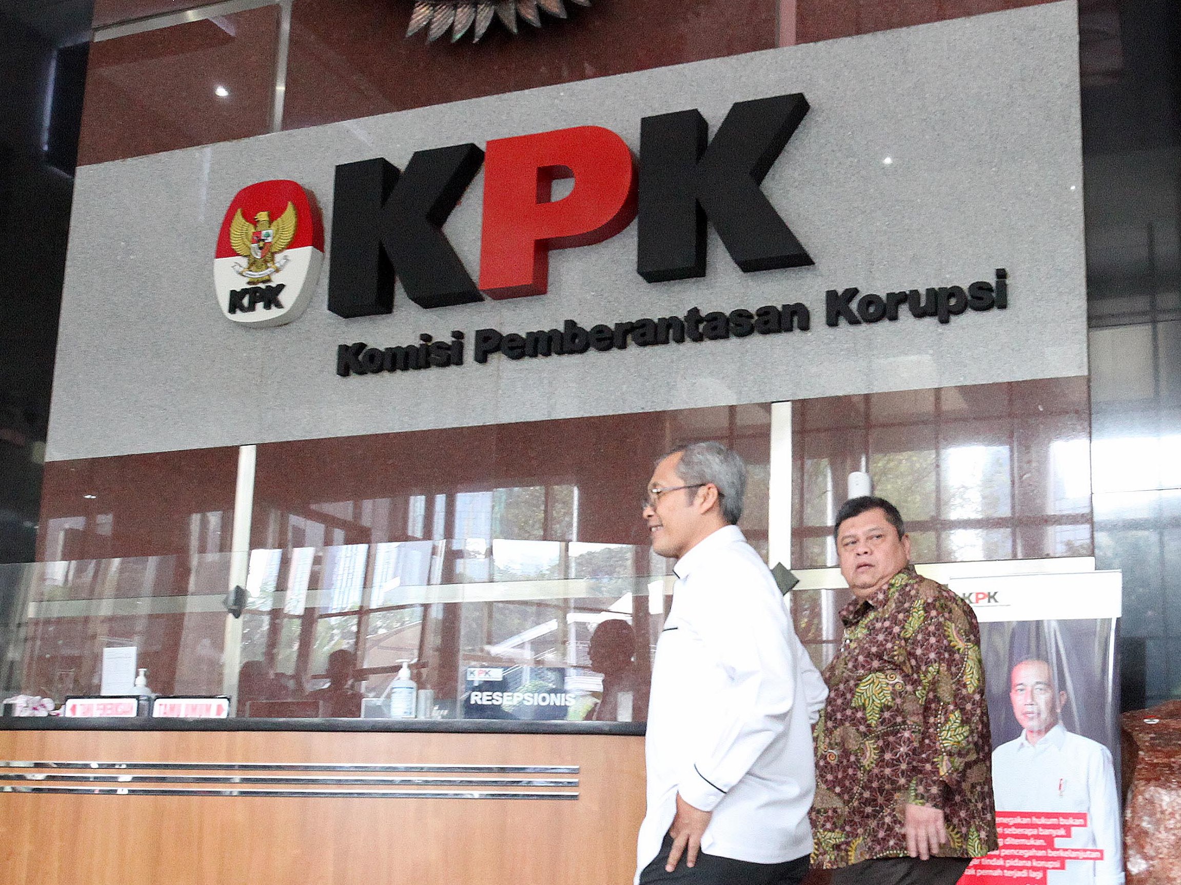 Wakil Ketua KPK Alexander Marwata (kiri) didampingi Kepala BPKPselaku Ketua Pansel KPK Yusuf Ateh