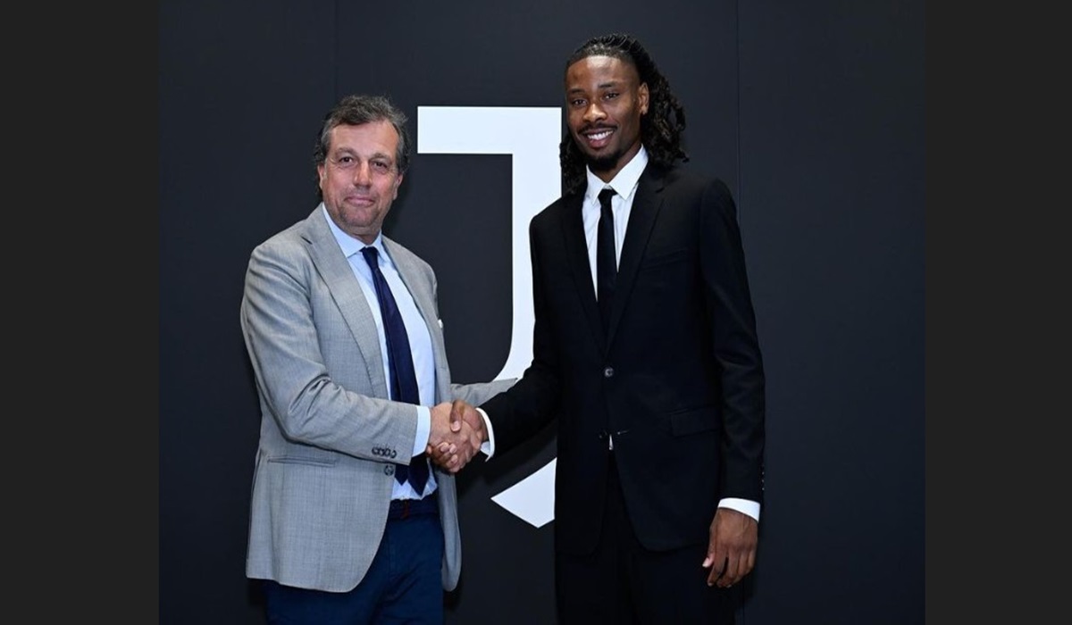 Khephren Thuram (kanan) usai meneken kontrak untuk bergabung dengan Juventus