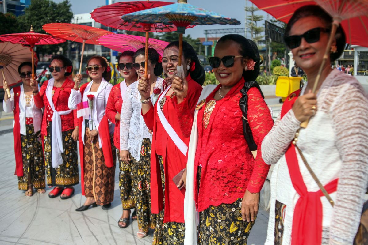 Sejumlah perempuan mengenakan pakaian kebaya saat mengikuti parade kebaya nusantara di Depok Open Space, Kota Depok, Jawa Barat.